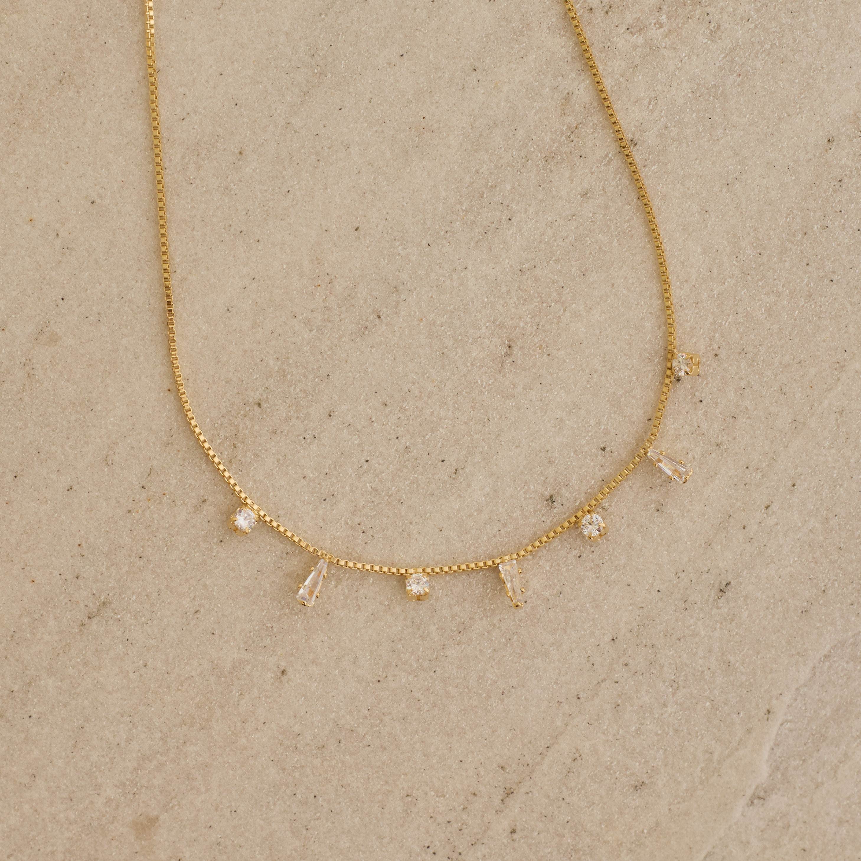 Colar pingentes zircônias triângulo e redonda 40cm com alongadora