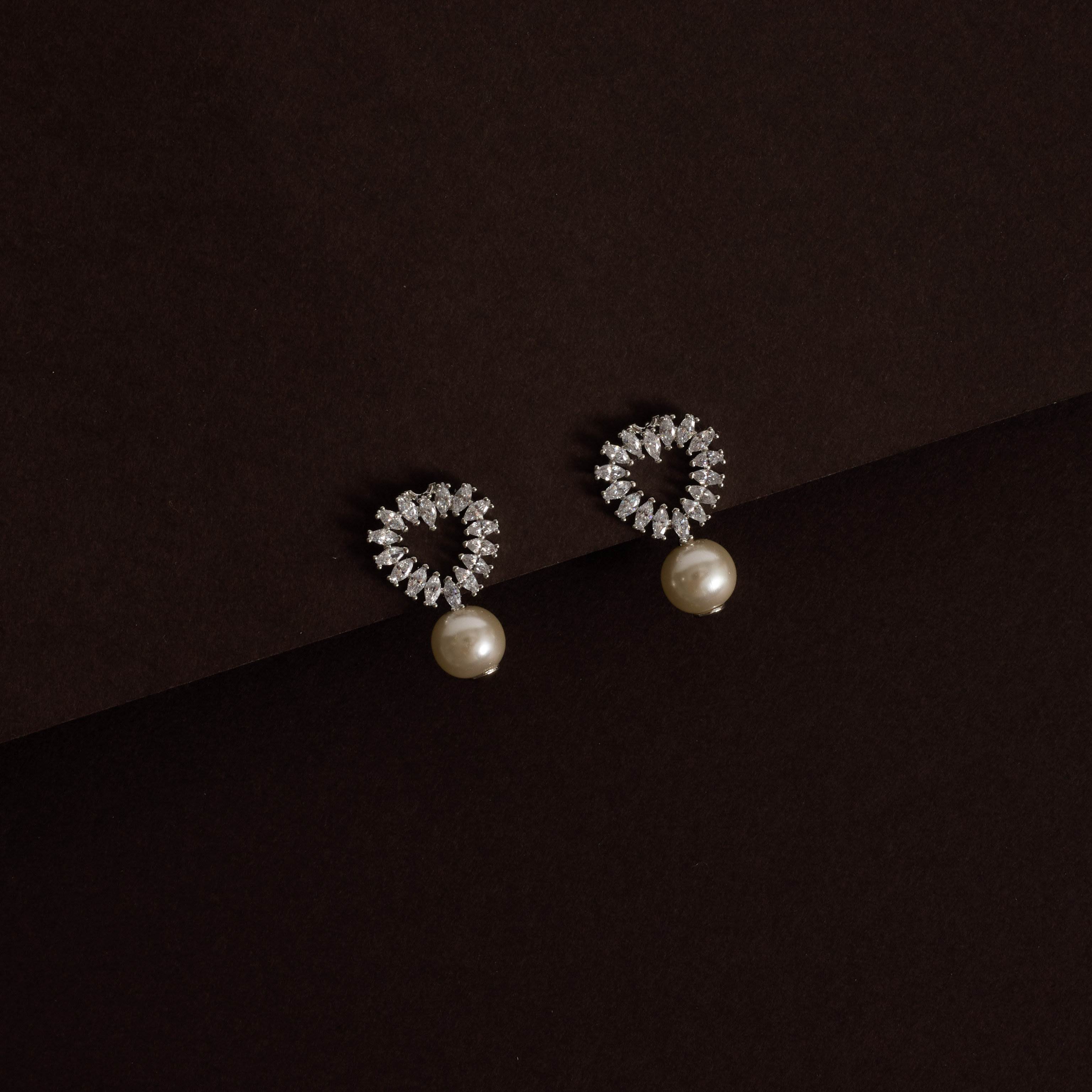 Brinco coração vazado cravejado com pérola 19mm