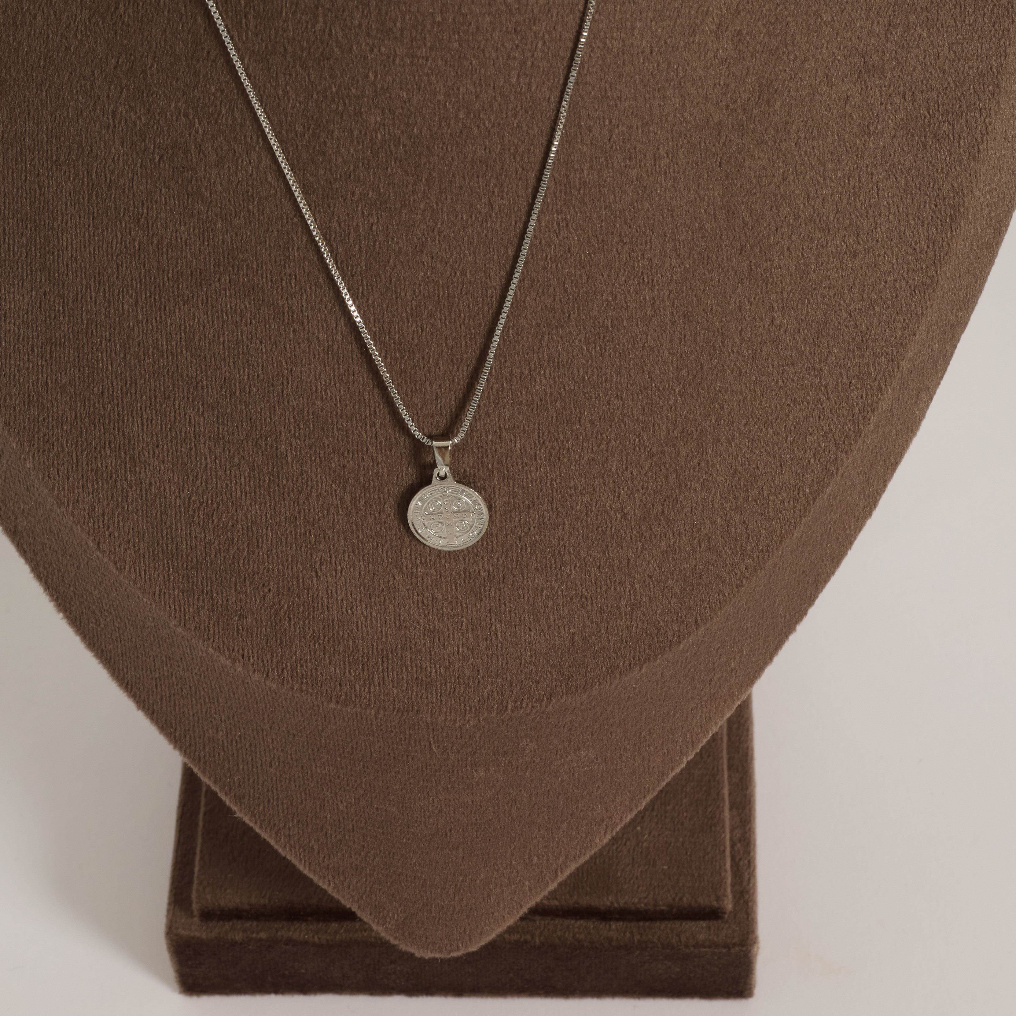 Colar pingente medalha redonda São Bento 12mm 40cm com alongadora