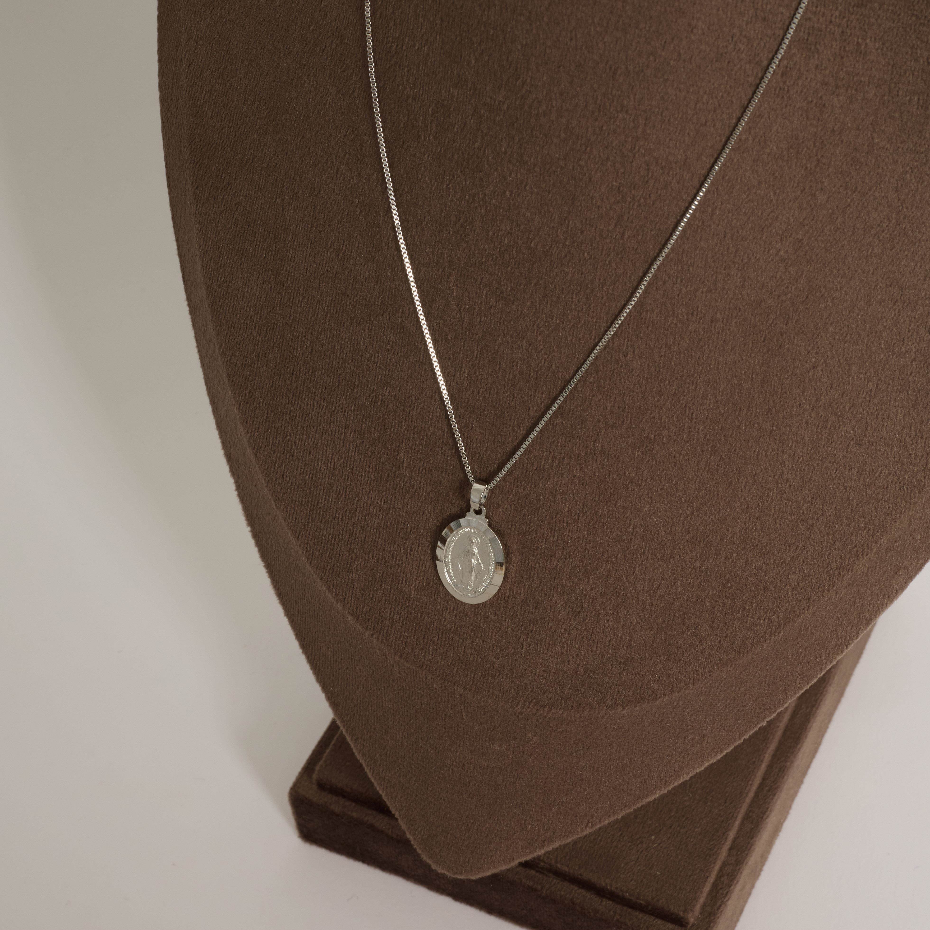 Colar pingente medalha oval Nsa. Sra. das Graças 18mm 45cm com alongadora