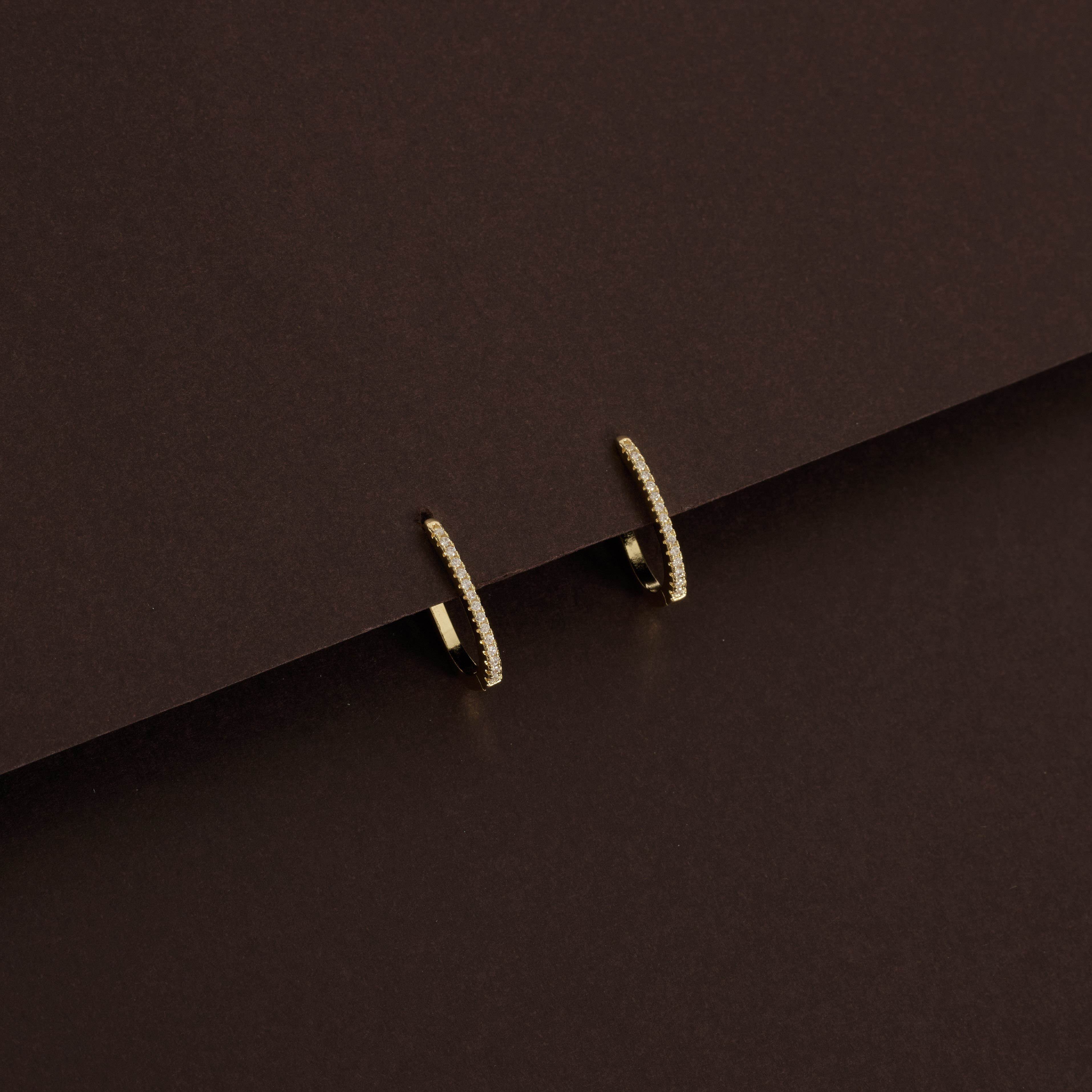 Argola click oval cravejada 17mm