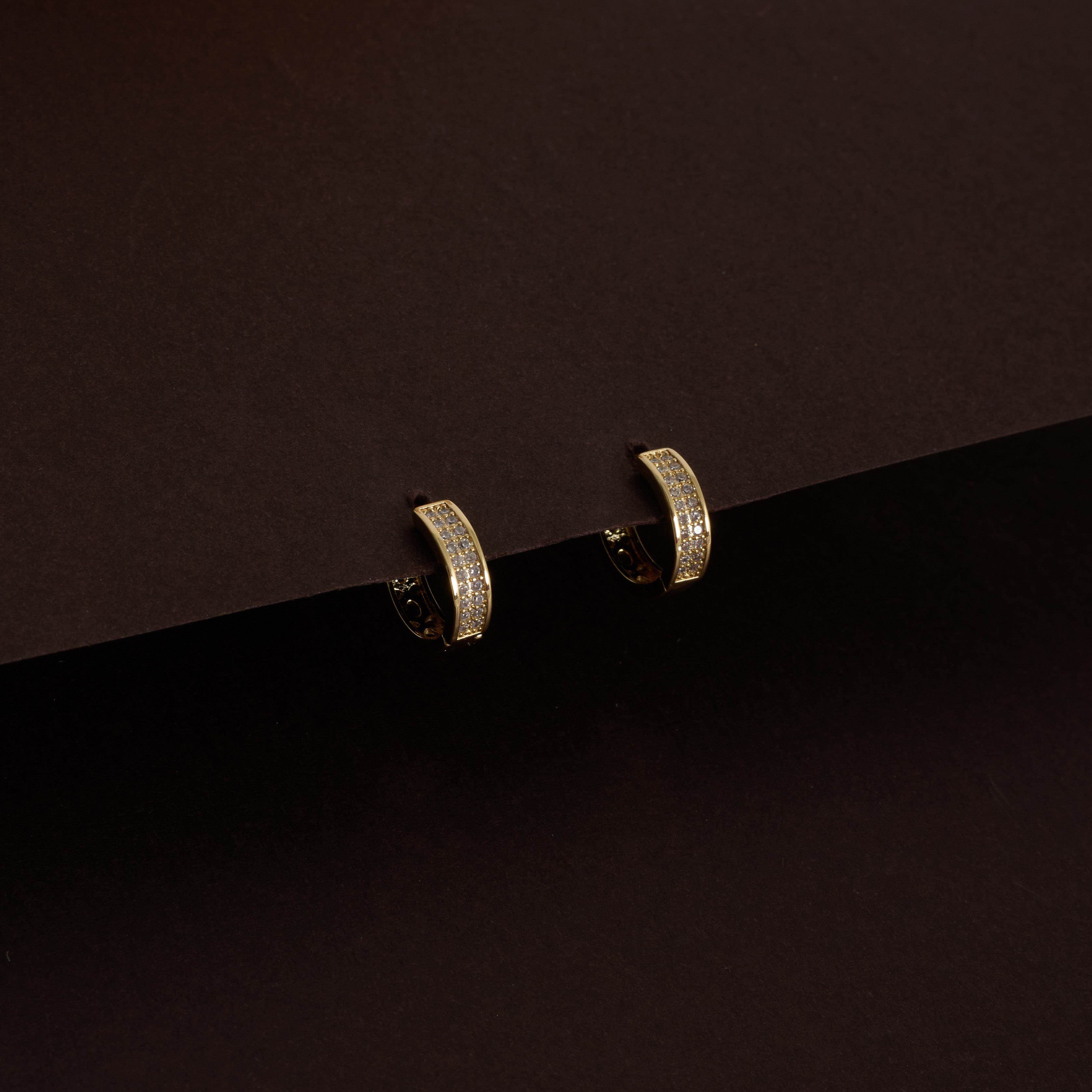 Argola click cravejada 13mm detalhe vazado