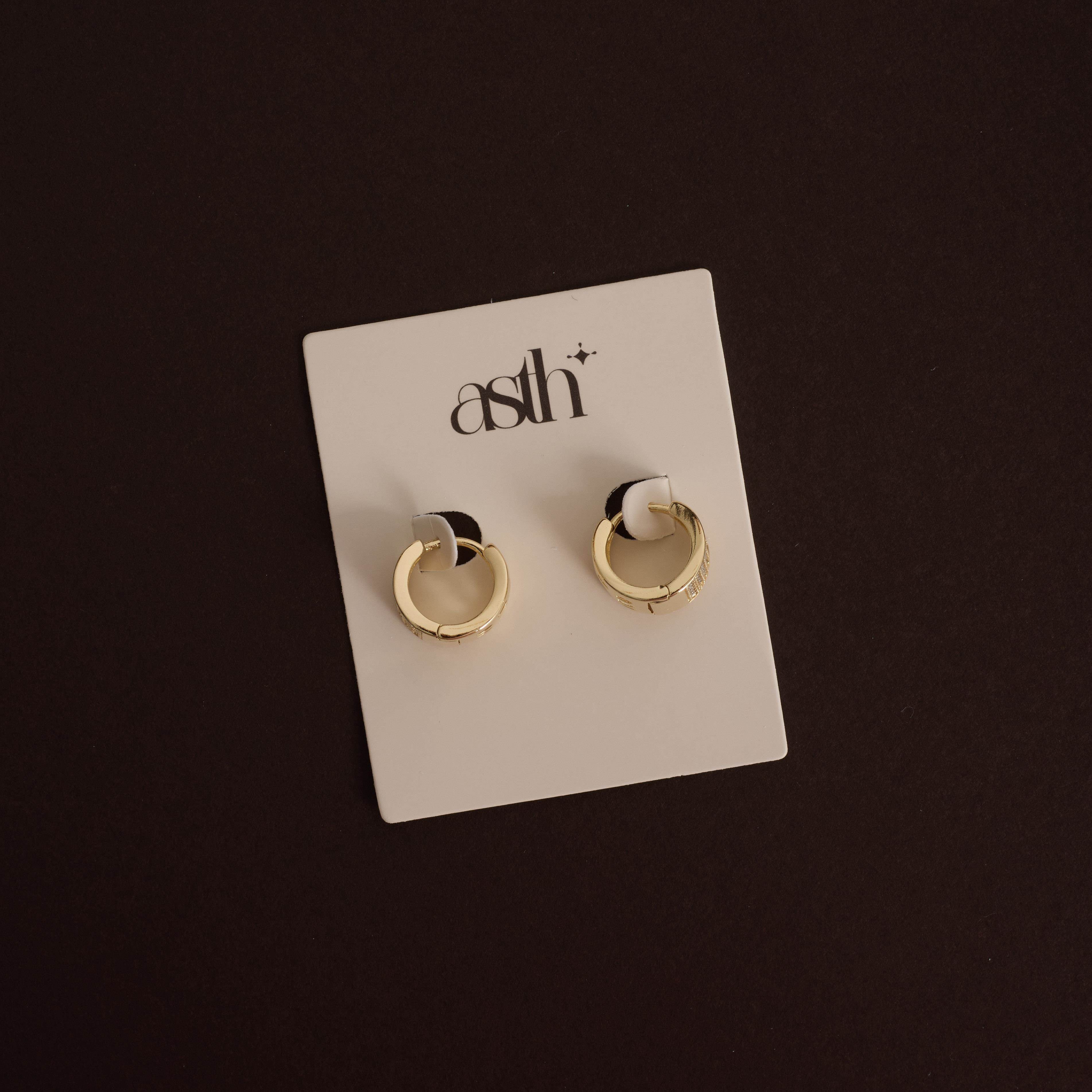 Argola click larga cravejada 13mm detalhe vazado