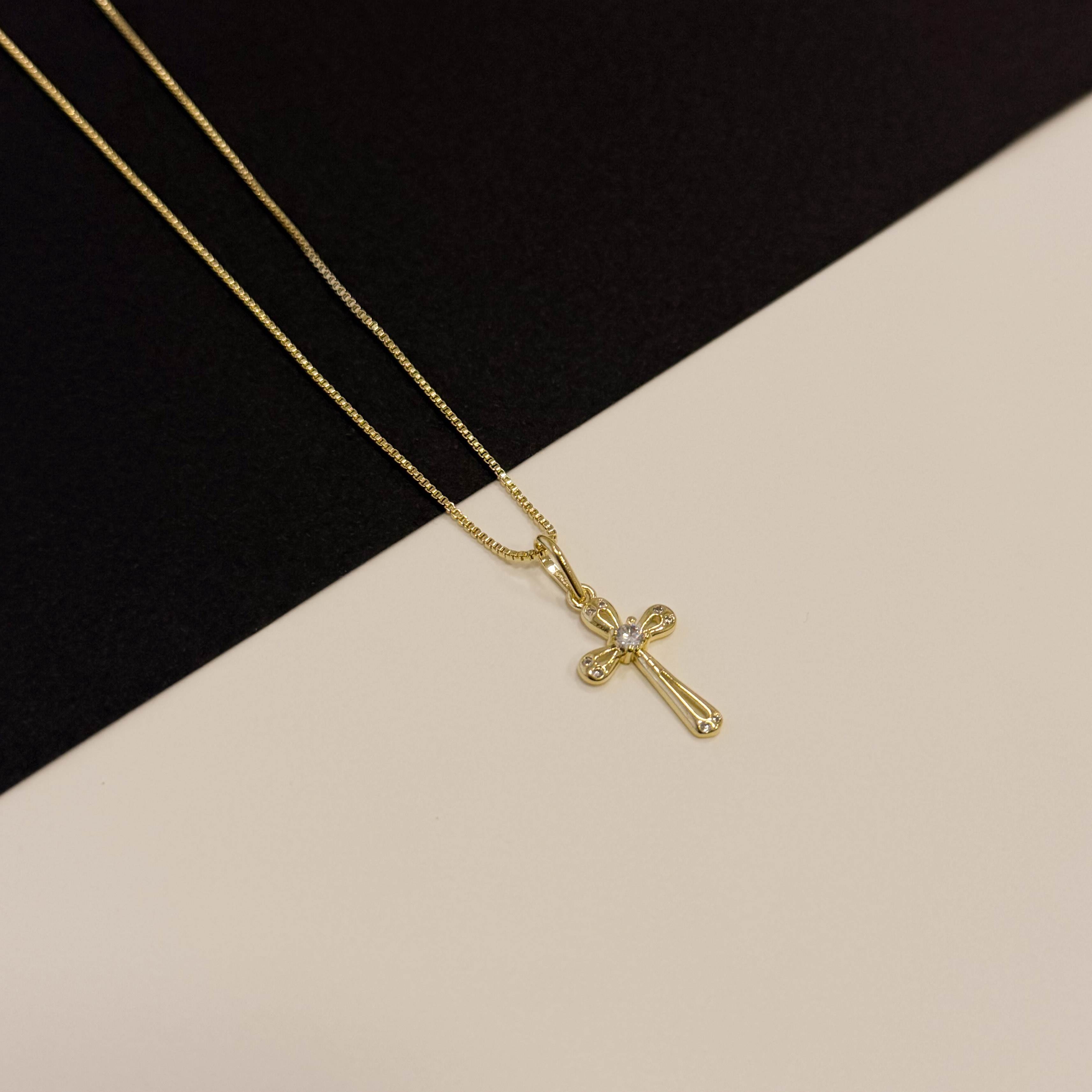 Colar pingente cruz vazada com zircônias 16mm 45cm com alongadora