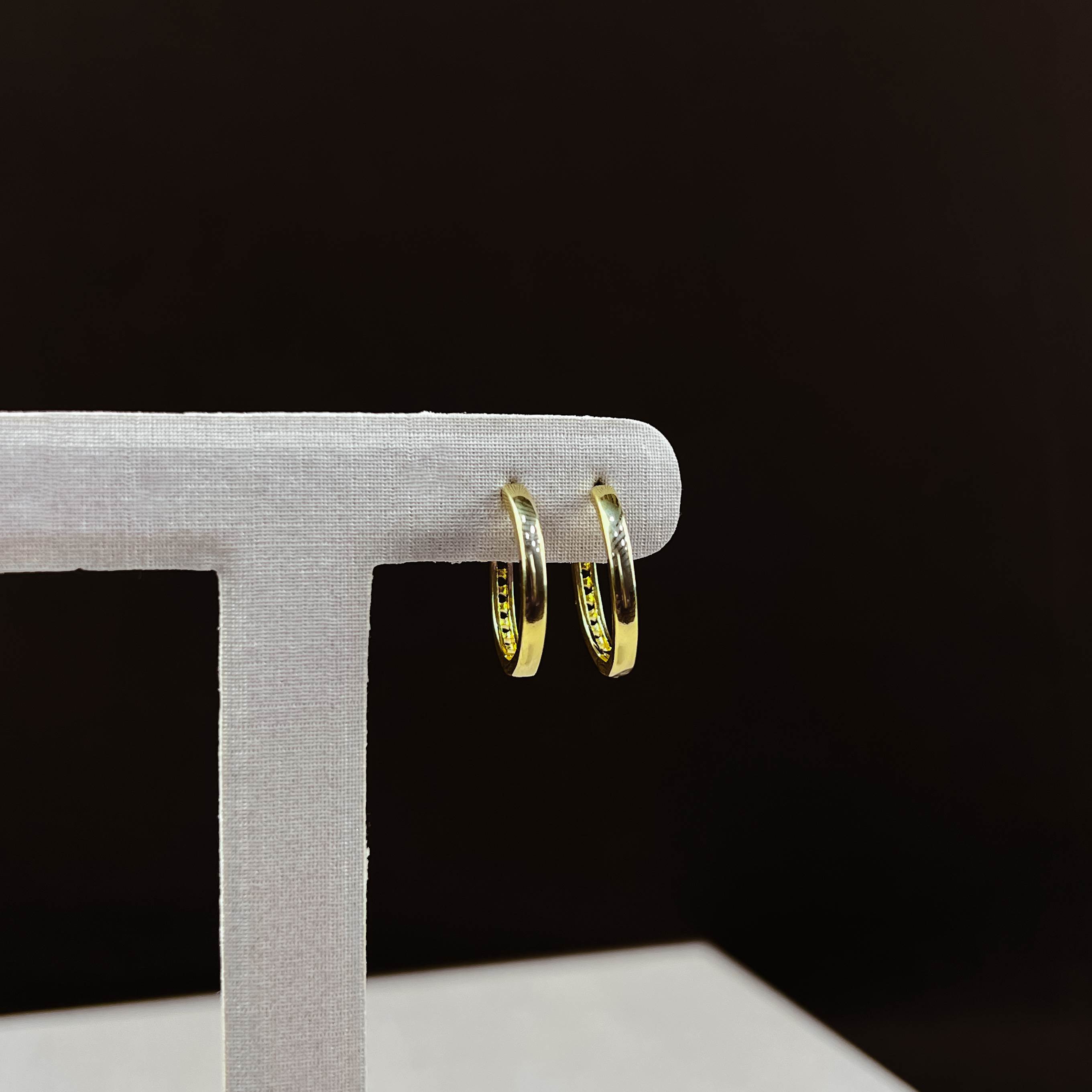 Argola click 17mm detalhe bolinhas vazadas