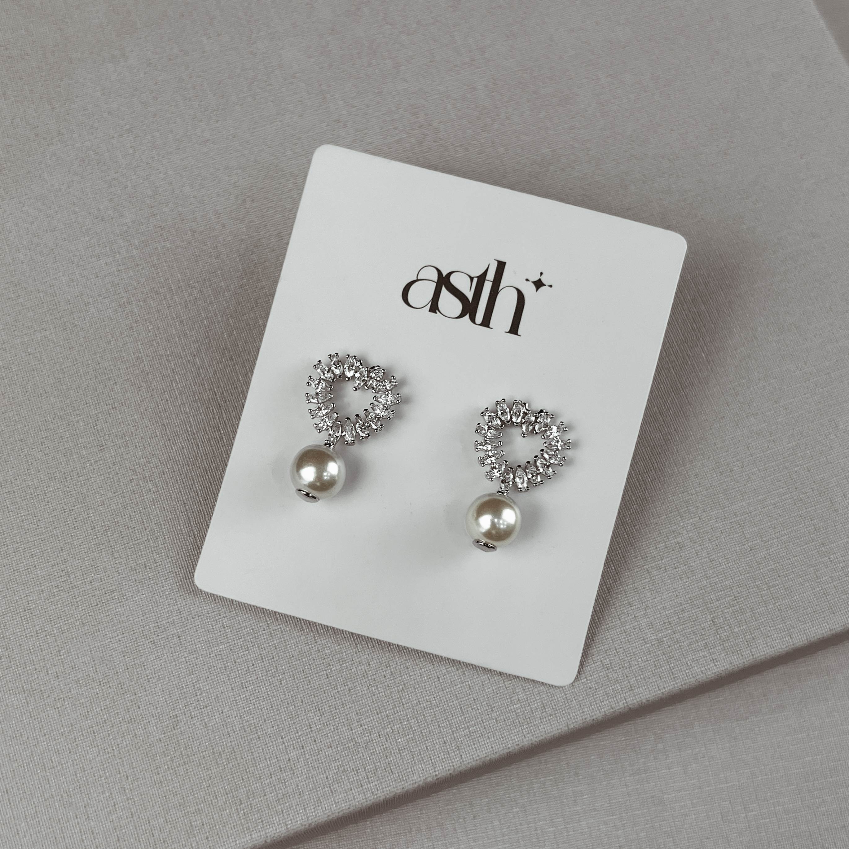 Brinco coração vazado cravejado com pérola 19mm