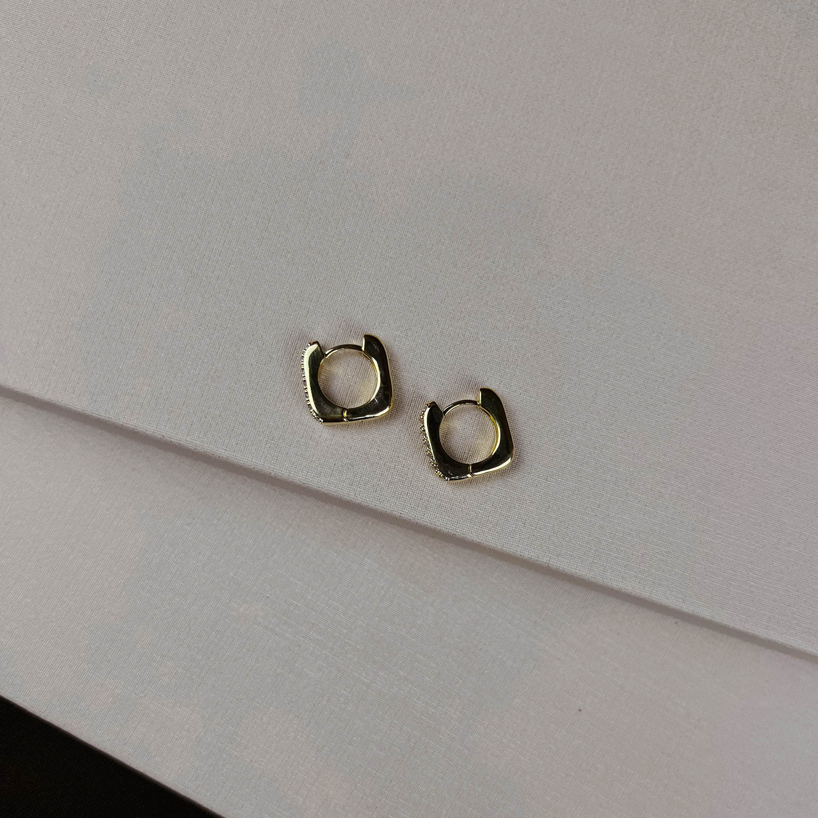 Argola click quadrada cravejada 13mm