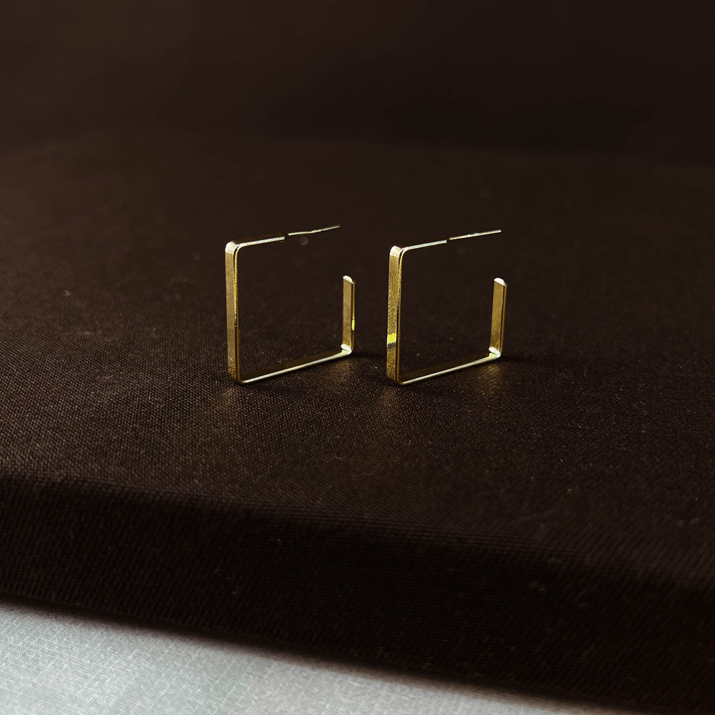 Argola quadrada fio achatado 23mm tarraxa