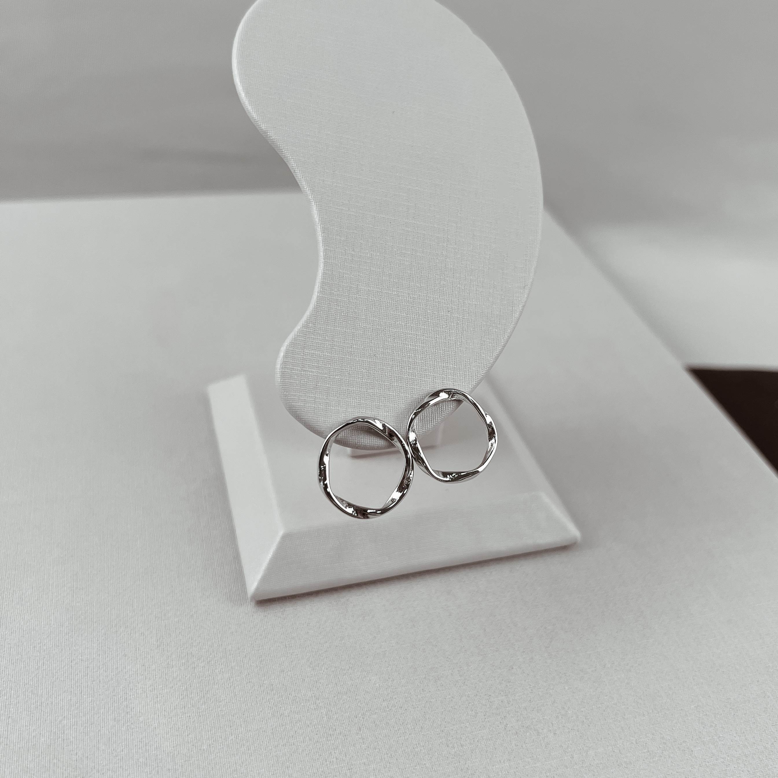 Brinco círculo vazado fio torcido 17mm