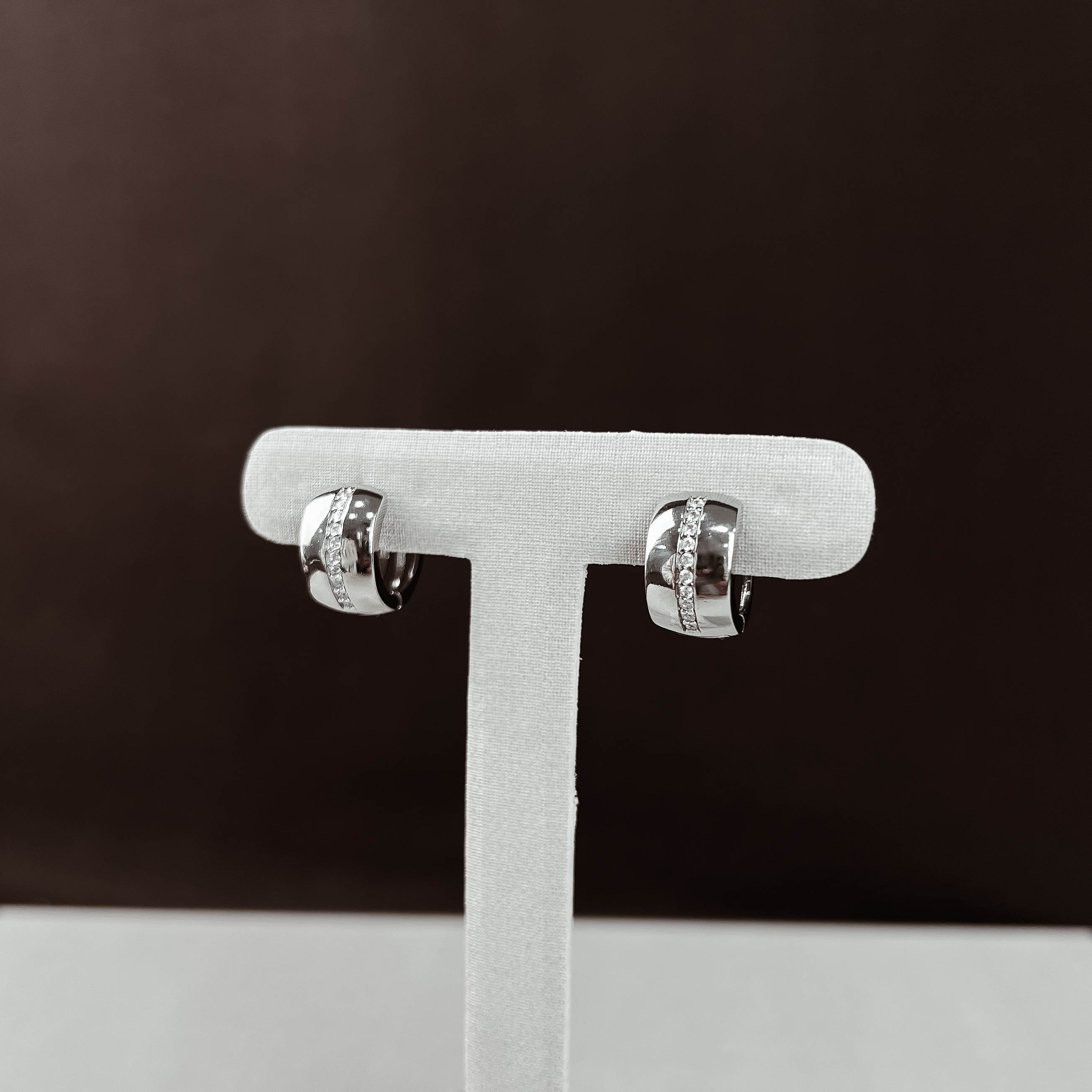 Argola click larga cravejada 14mm detalhe vazado