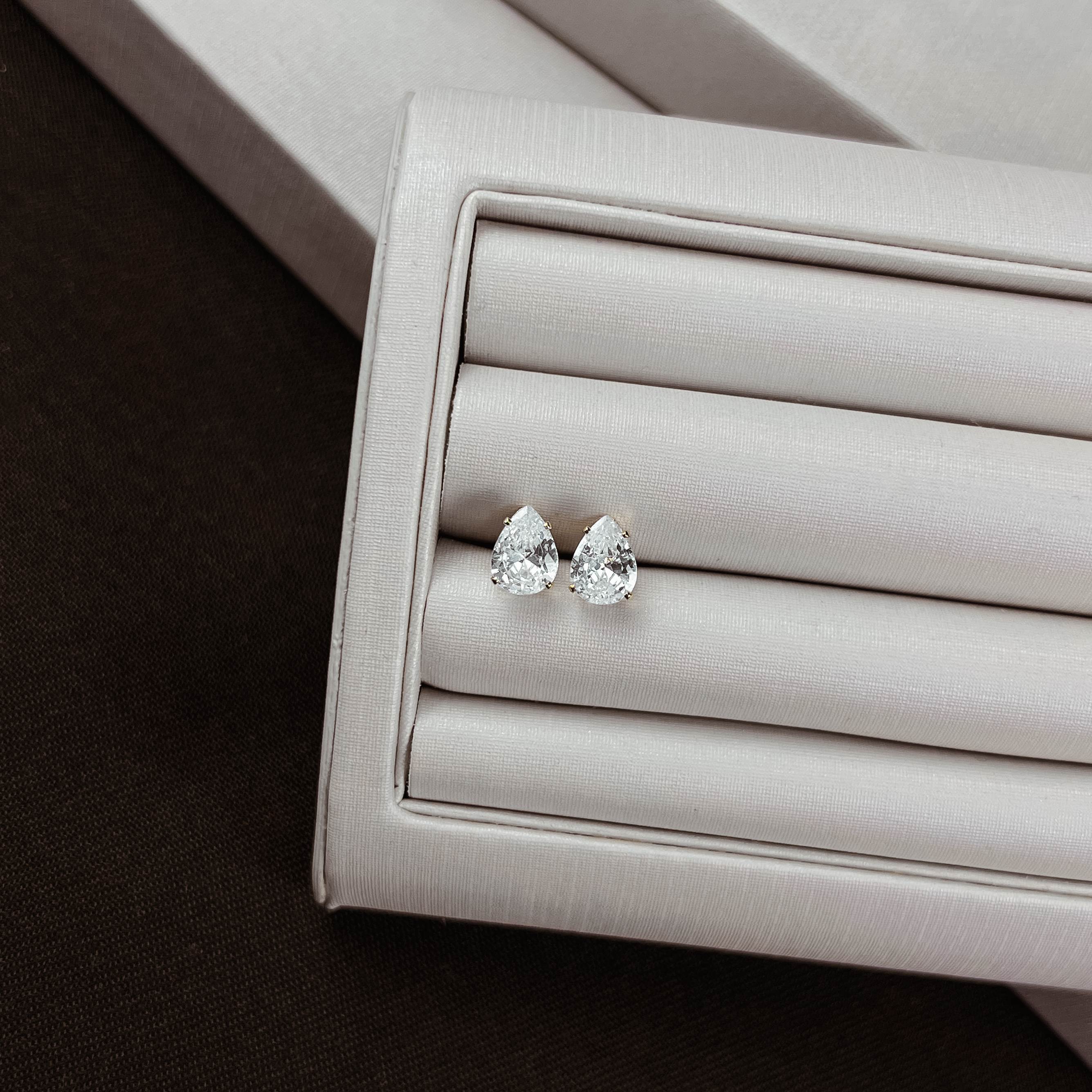 Brinco zircônia gota caixa alta 8mm