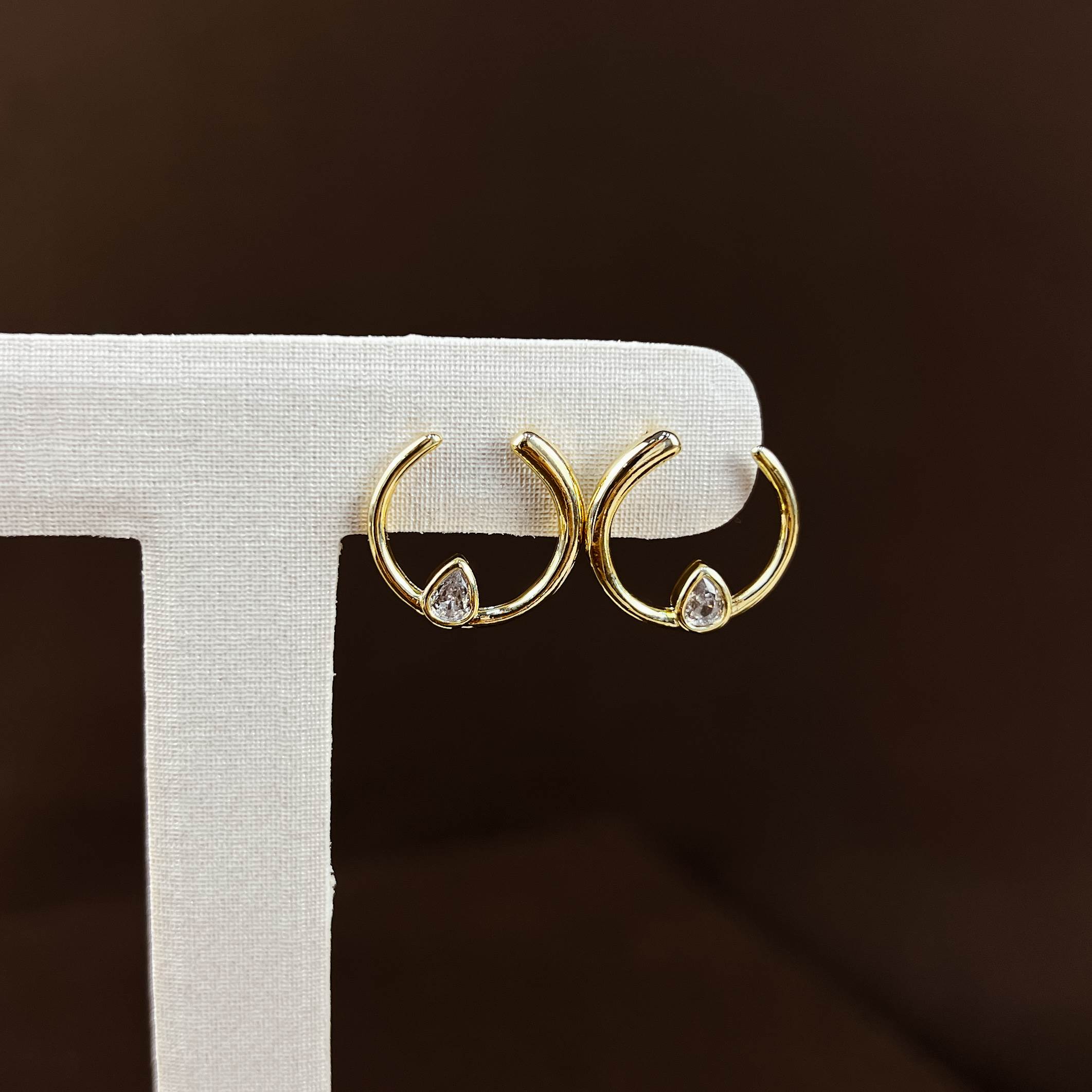 Brinco círculo vazado com zircônia gota 15mm