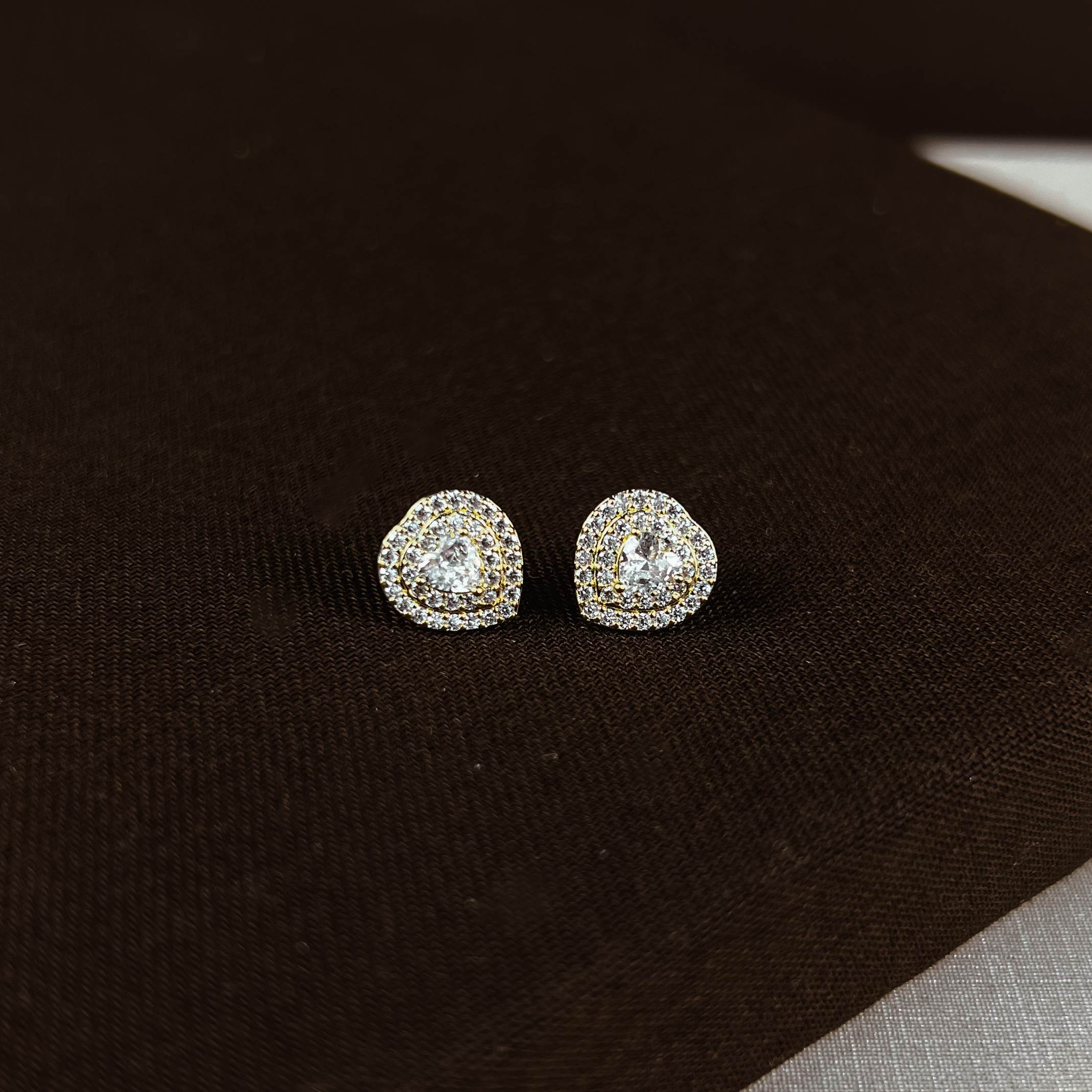 Brinco zircônia coração com duplo cravejado 10mm