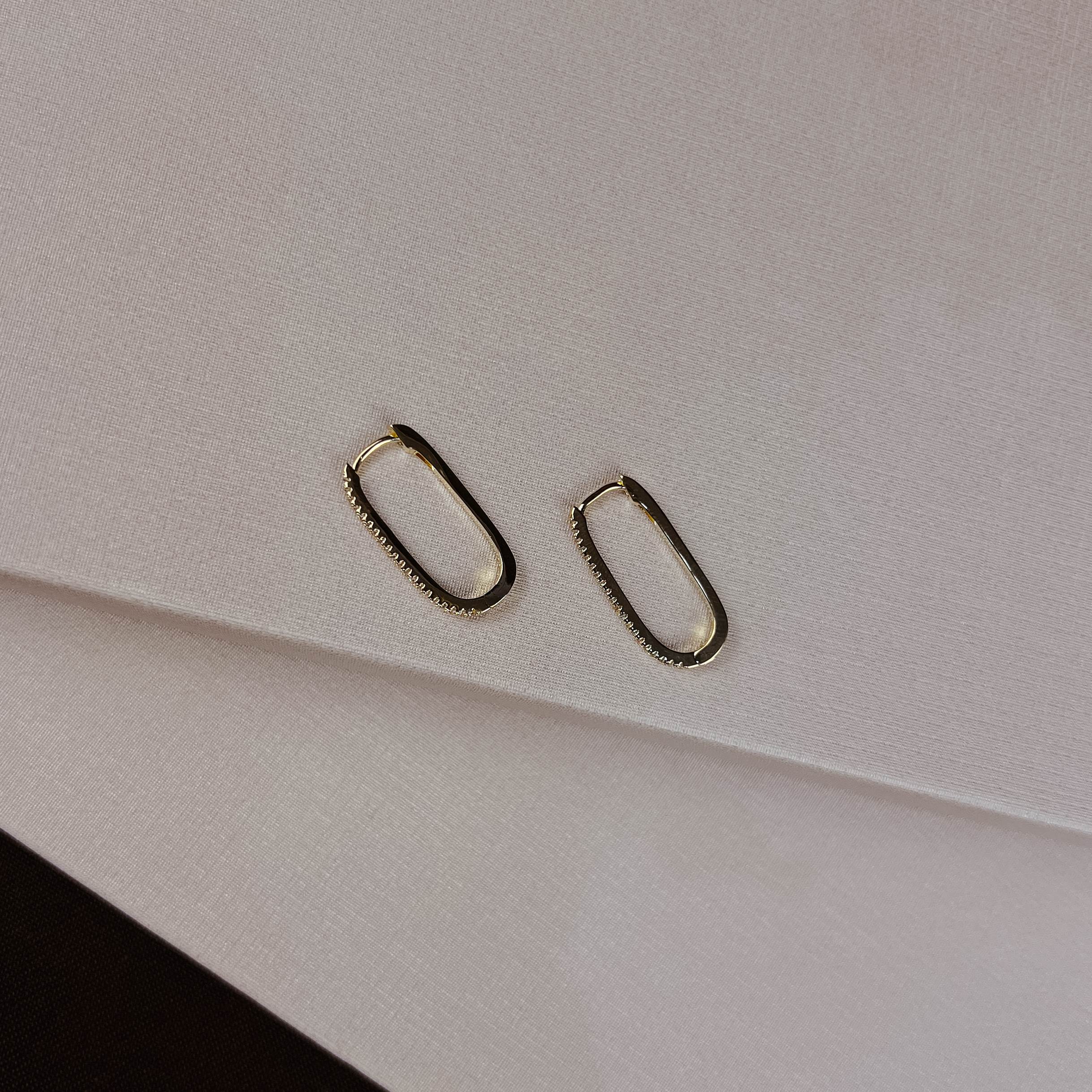 Argola click oval cravejada 27mm