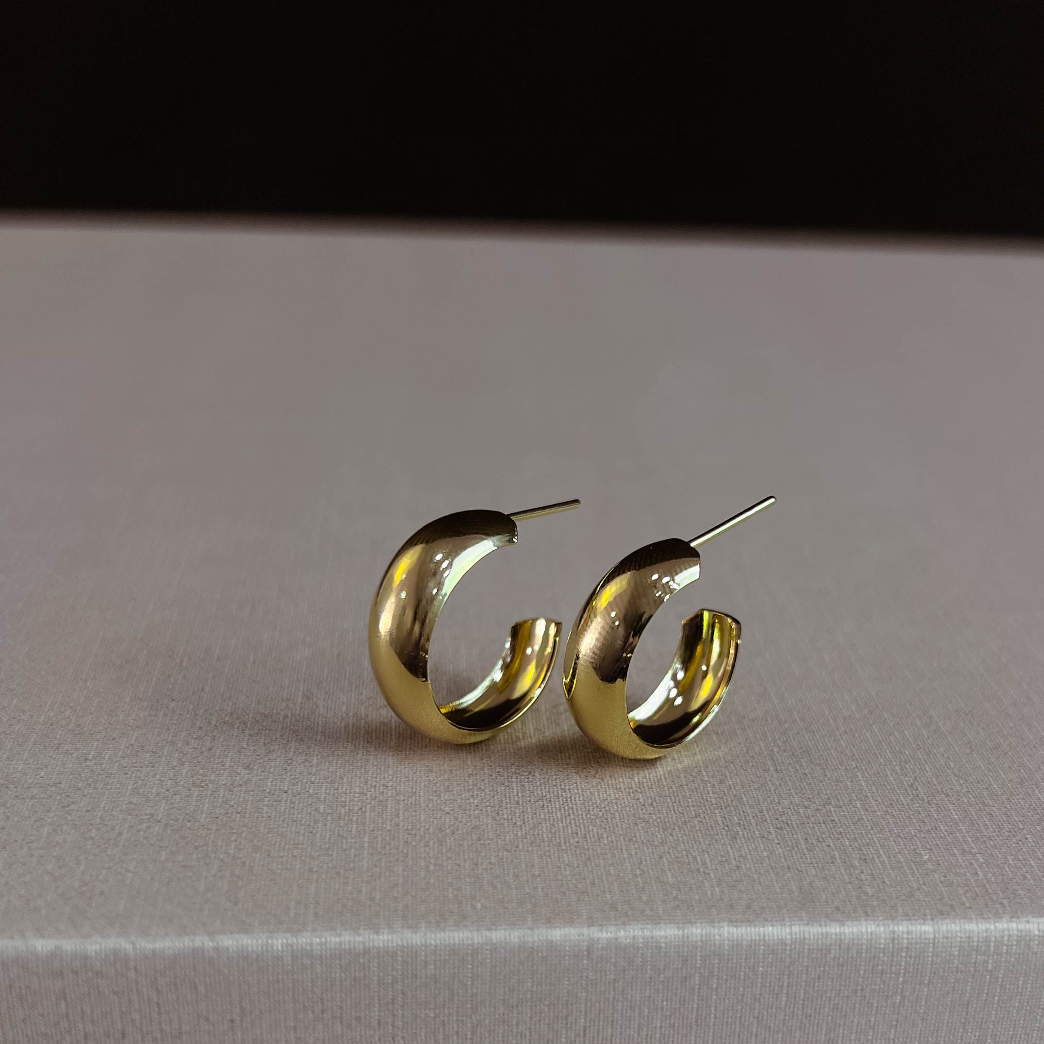 Argola larga fio achatado 20mm tarraxa