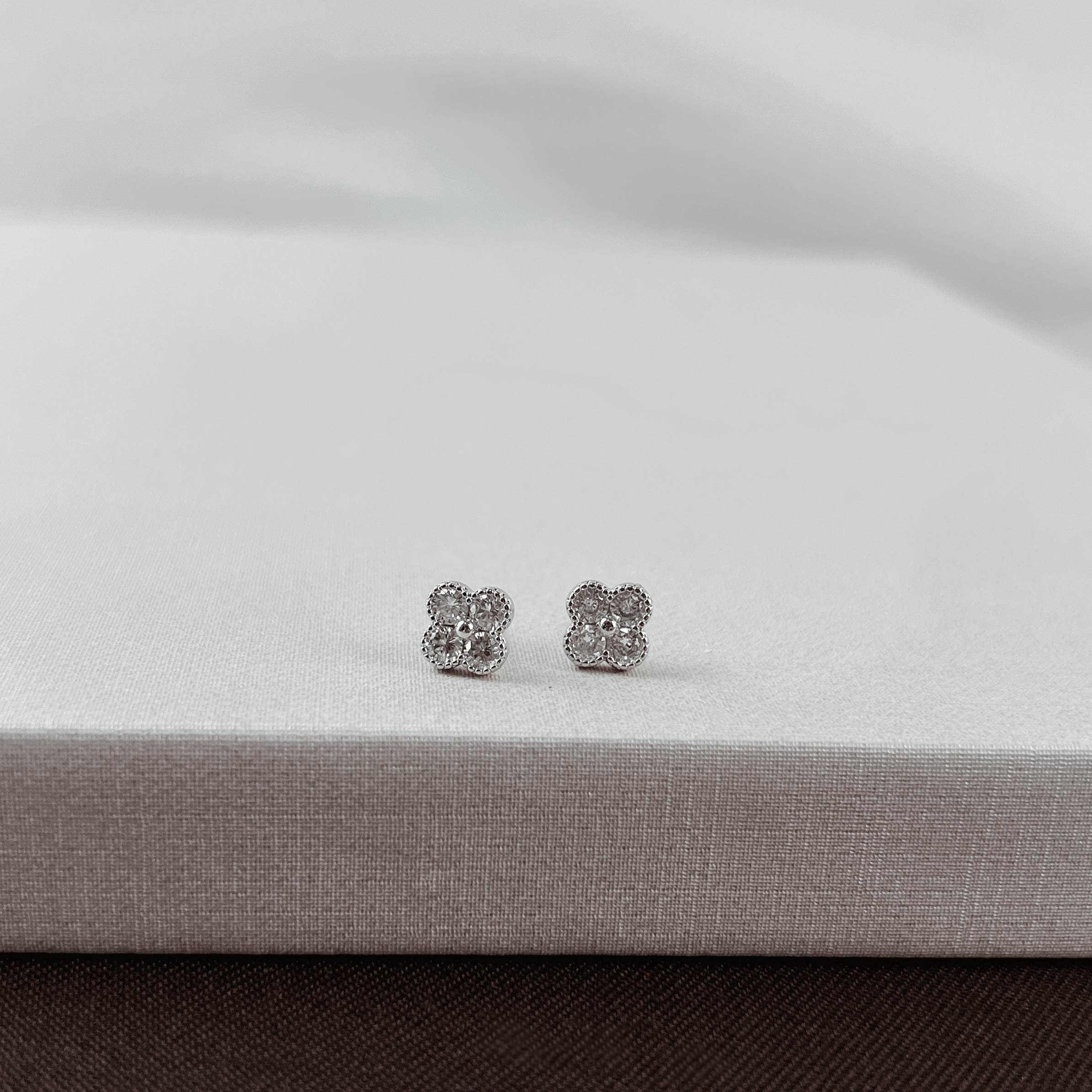 Brinco trevo cravejado 8mm